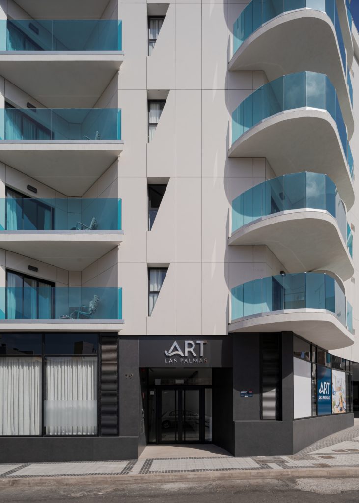 Seducción y elegancia hecha fachada en los apartamentos Art Las Palmas